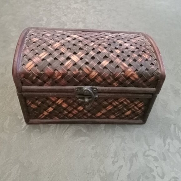 Vintage wooden wicker style box with unique latch to store many treasures - Picture 1 of 4